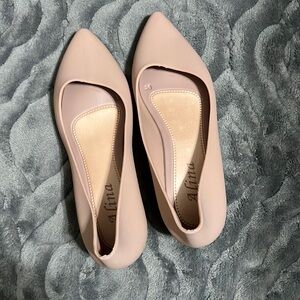 Pointed toe waterproof flats
